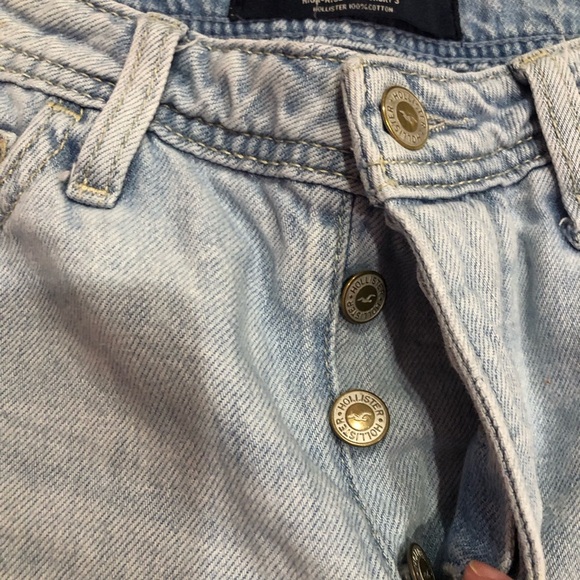 Hollister High Rise Distressed Button Fly Mom Denim Shorts Light Wash Size 3 - Picture 3 of 8